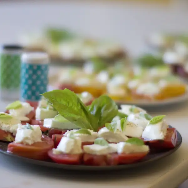 Ensalada caprese: tomate, mozzarella y albahaca.