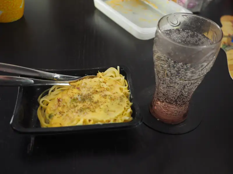 Espagueti carbonara cremoso con carne y setas shiitake.