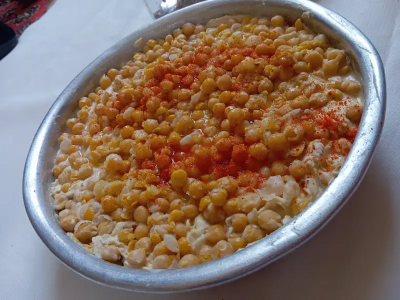 Fatteh de grão-de-bico, com iogurte e tahine