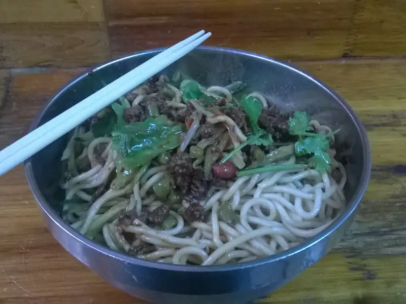 Fideos salteados con salsa de frijoles rojos