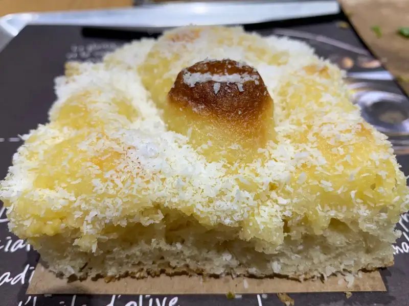 Focaccia mit getrockneten Tomaten und Olivenöl