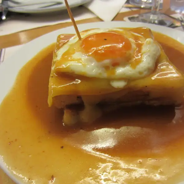 Francesinha, das portugiesische „Croque Monsieur“