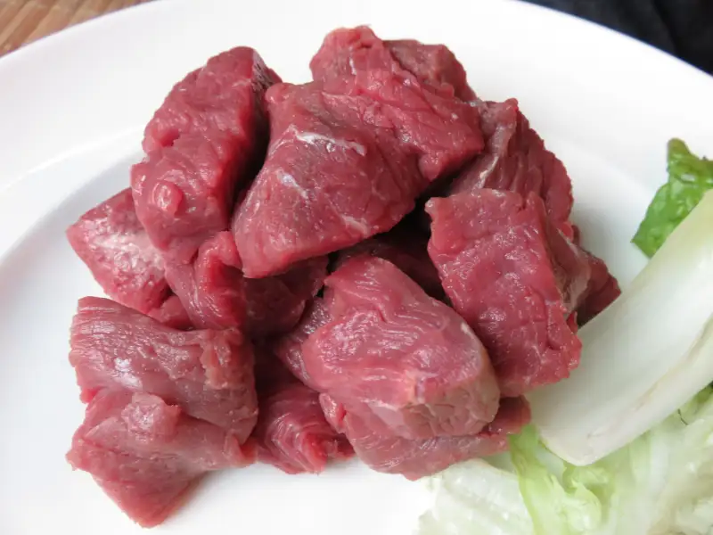 Francuska fondue, mięsa i sosy do zanurzania