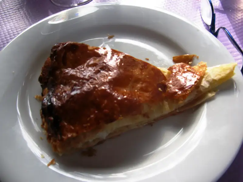 Weicher Pfannkuchen-Kuchen mit Mandelcreme