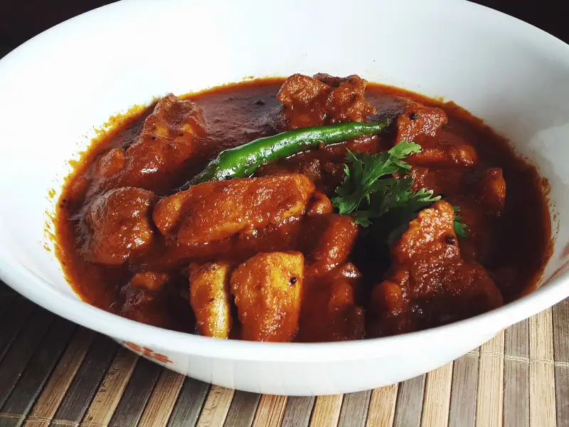 Frango achari, frango temperado com especiarias e picles
