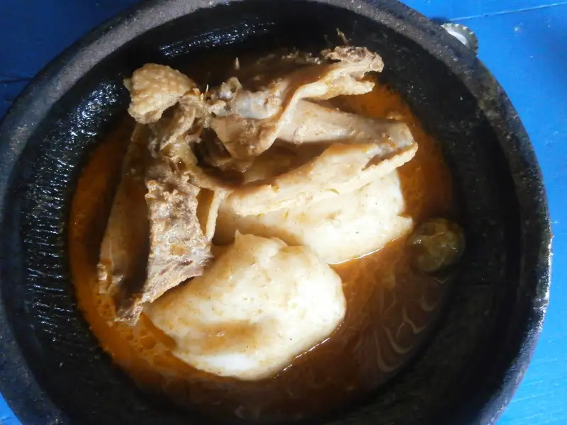 Frango com molho de amendoim, estilo africano ocidental