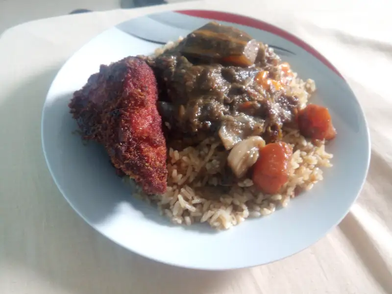 Frittiertes Hähnchen mit frischen Kräutern