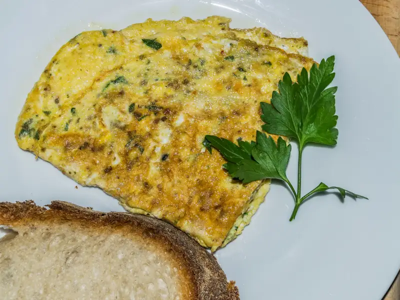 Frühstücks-Omelett mit Kräutern