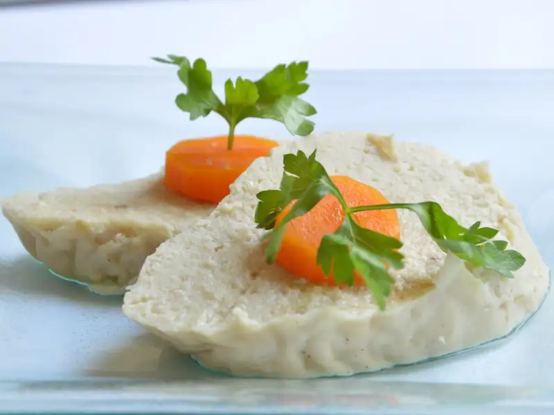 Peixe gefilte, carpa recheada cozida em caldo e servida em gelatina.