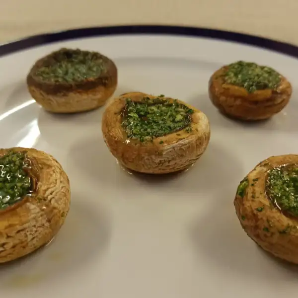 Pilze aus Paris, gefüllt mit Bayonnais-Schinken, im Ofen gebacken