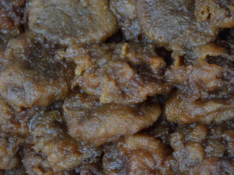 Gokul pitha, um tipo de bolinho recheado com khoa (um tipo de leite fermentado).
