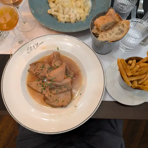 Caen-Stilgerichtetes, doppeltes Gras, Tomate und Weißwein