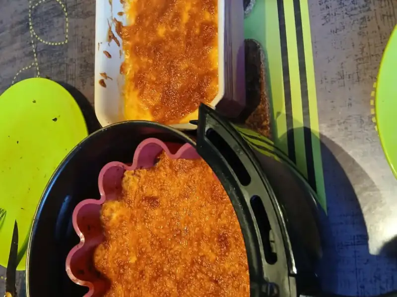 Gratin de purée de carottes doré dans un moule en silicone à l'air fryer et dans un plat à four