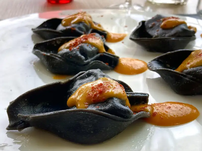 Grüne Tortelli mit Spinat, Salat und Ricotta