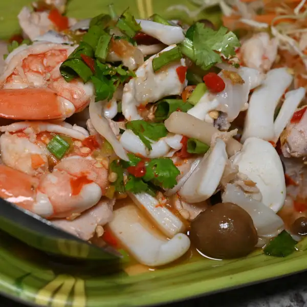 Grüner Salat mit Pilzen und Zitronen-Dressing