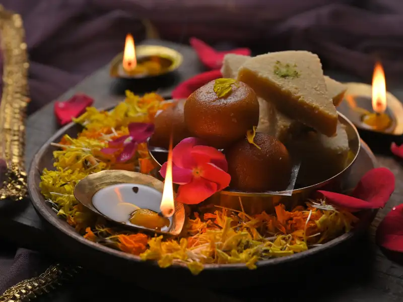 Gulab jamun indiano, um doce à base de leite, aromatizado com cardamomo.