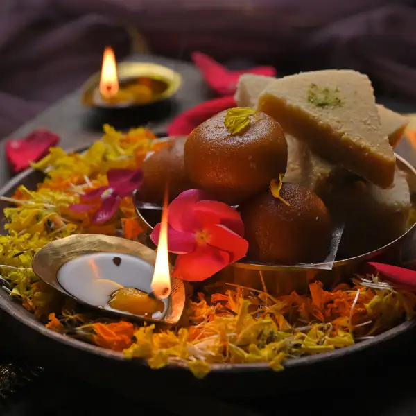 Indische Gulab Jamun mit Kardamom-Sirup