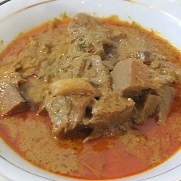 Curry de abóbora: um curry vegetariano com abóbora e folhas de curry