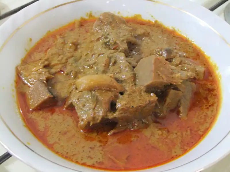 Curry de abóbora: um curry vegetariano com abóbora e folhas de curry