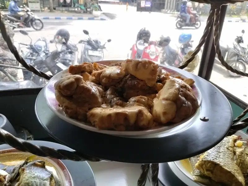 Gulai de cérebro de boi com leite de coco