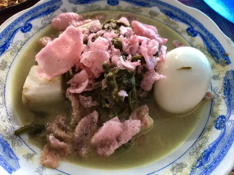 Gulai de lentilha: lentilha cozida em leite de coco e peixe-espada