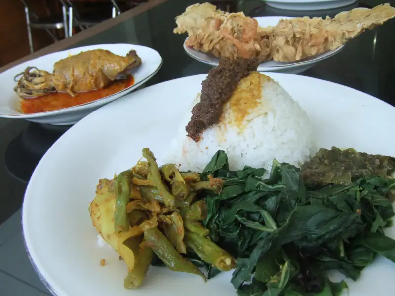 Gulai de peixe com ramas, ovo de pato e legumes