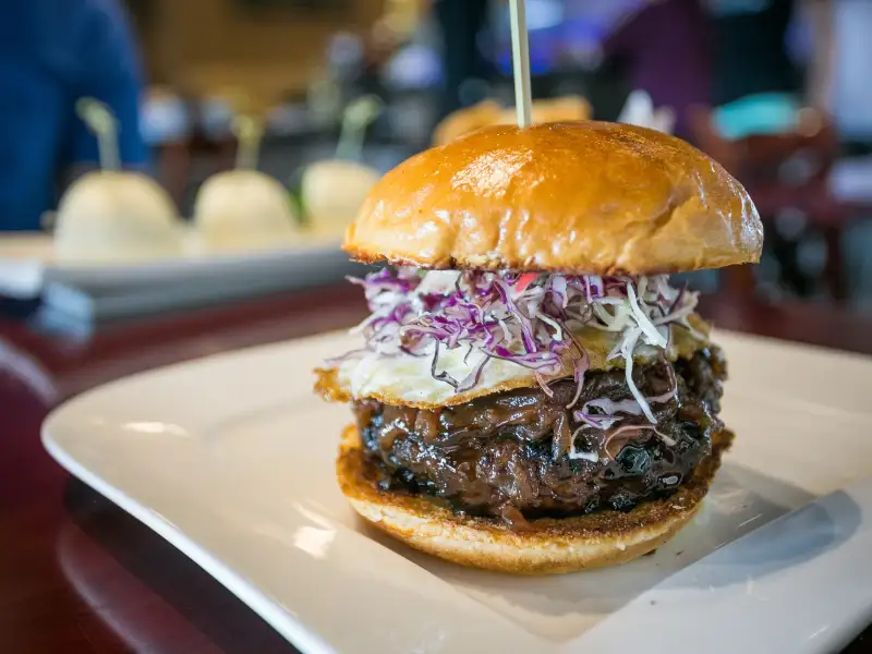 Hamburger di manzo con cipolla