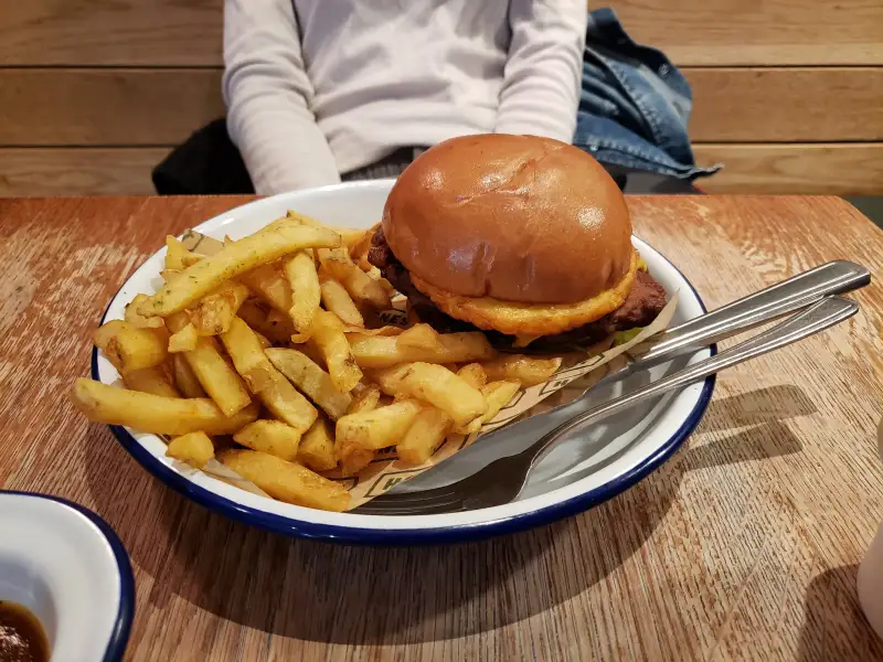 Hamburgers van rundvlees met een chipotle-saus