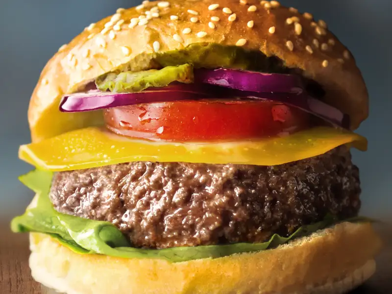 Hamburguesa casera con carne picada de res.