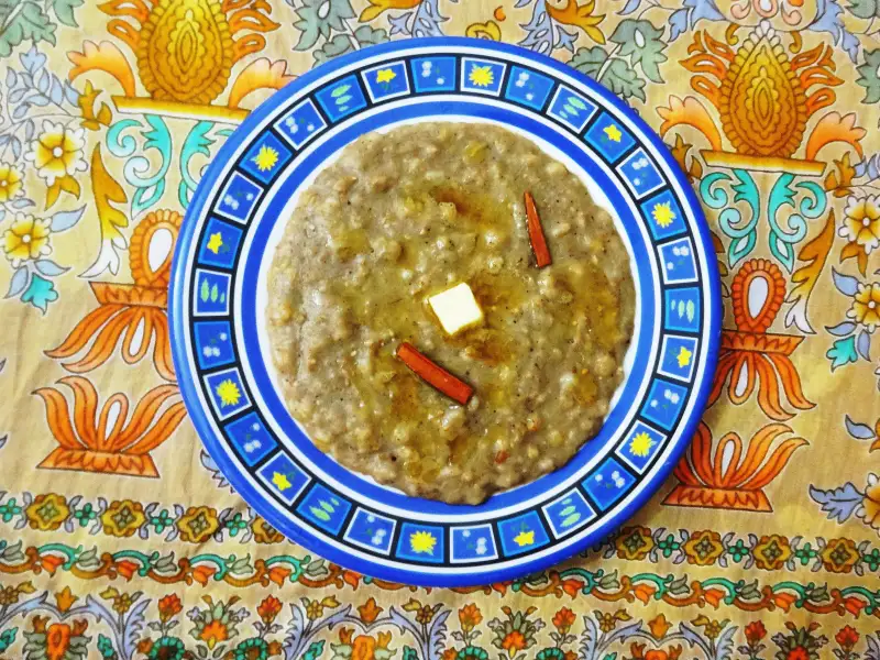 Harees, un piatto tradizionale dell’Oman e degli Emirati Arabi, a base di riso e carne macinata.