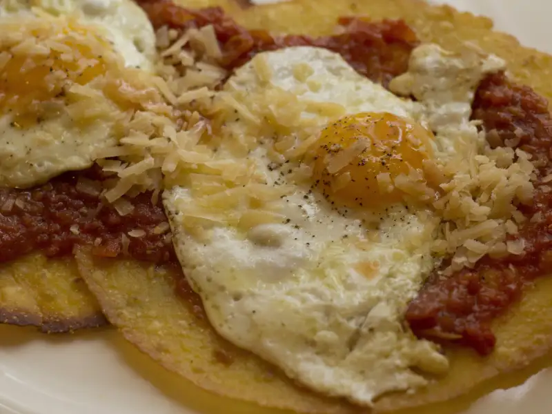 Huevos rancheros, mexikanische Eier, gekocht im Ofen