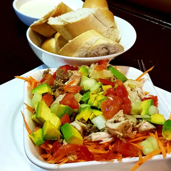Insalata di avocado e pomodori ciliegiosi con succo di limone verde