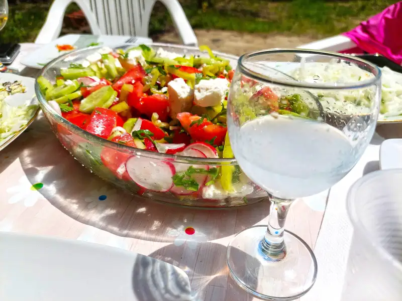 Insalata di verdure tipica della regione di Šop