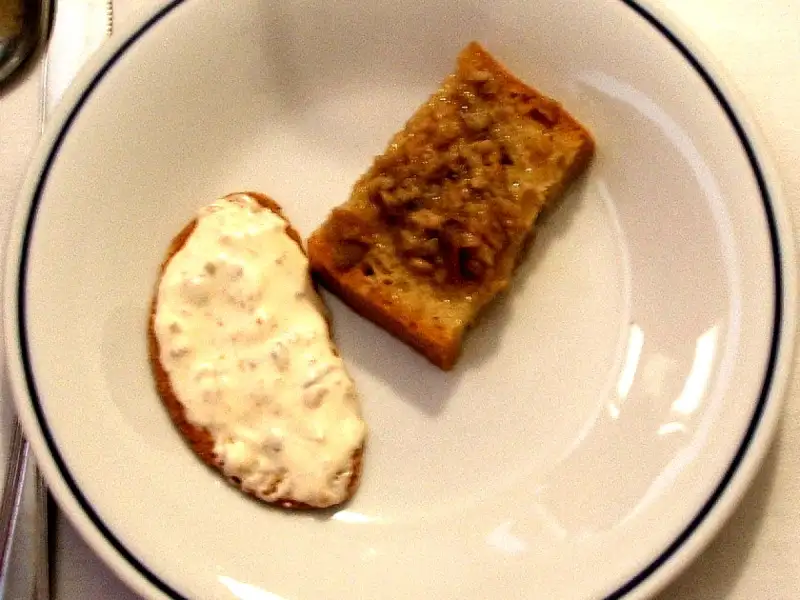 Italienische Crostini mit Gemüse und Mozzarella