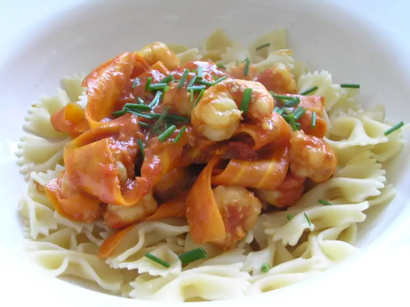 Italienische Tomatensauce mit Gemüse und Basilikum