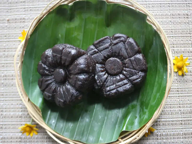 Iwel-iwel, steamed cassava and palm sugar cakes