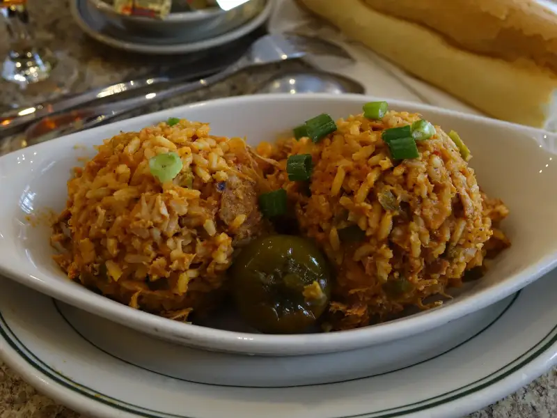 Jambalaya com frango, linguiça e camarão