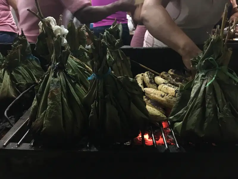 Juanes, um prato típico peruano, que leva arroz, frango e ovo.