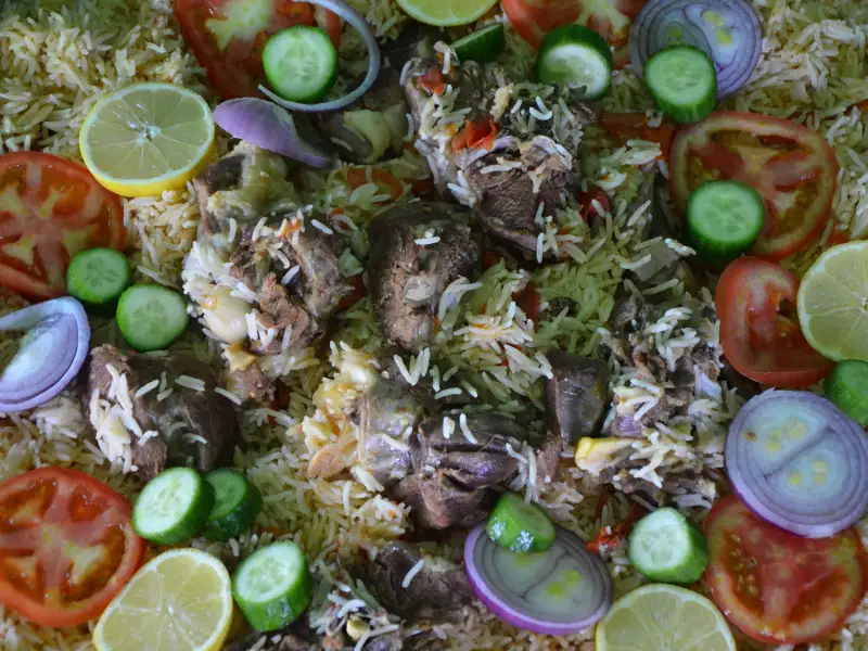Kabsa, um prato de arroz temperado do Golfo, servido com carne ou frango.