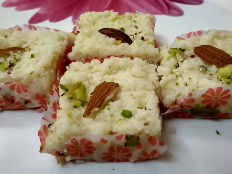 Kalakand, um doce indiano feito com leite e queijo paneer.