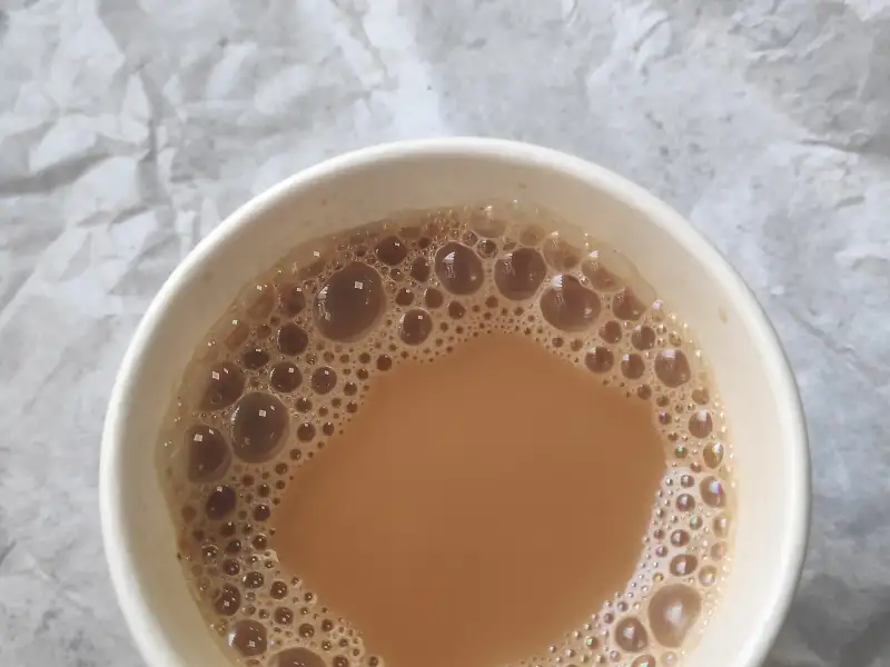Chá Karak, um chá indiano quente e especiado com leite.