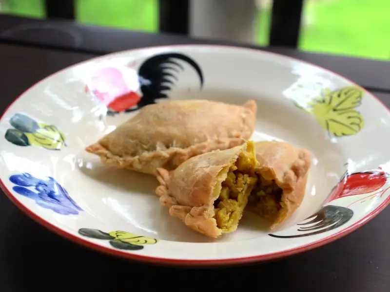 Karipap com carne, batata e curry