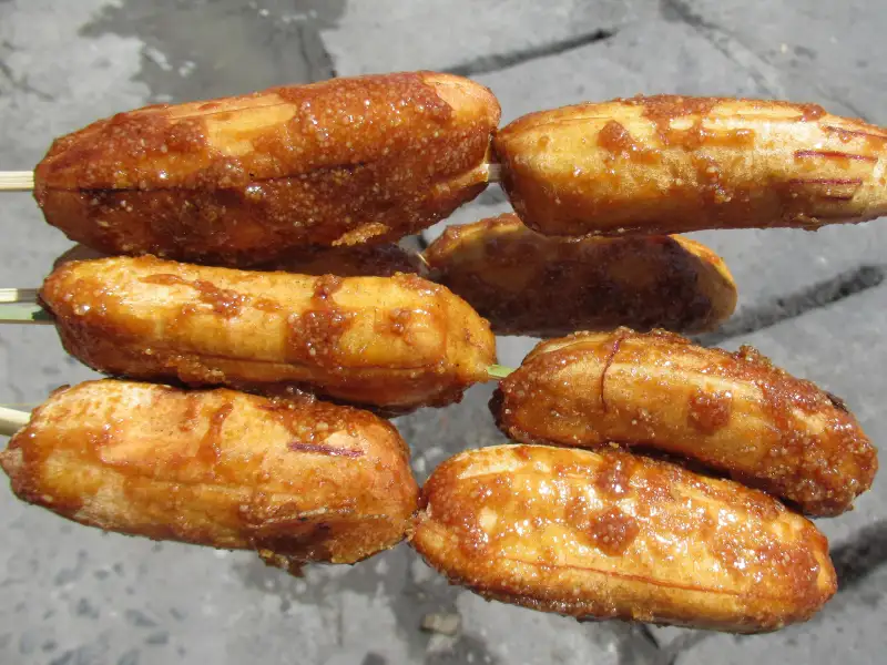 Kawałki banana, smażone frytki z banana z karmelem