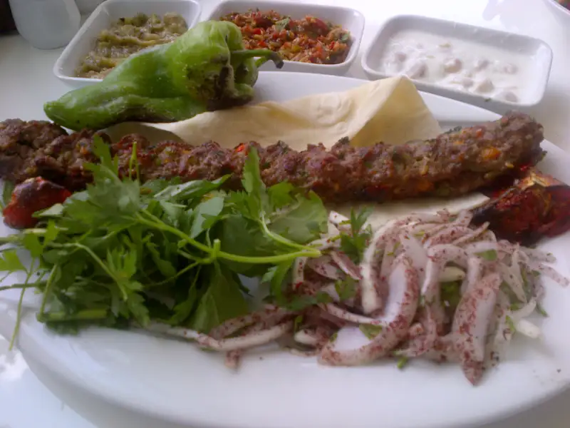 Kebab de carne e legumes gratinados com queijo kaşar