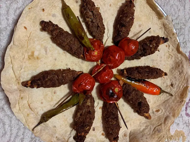 Kebab di agnello «Lülə» con lavash
