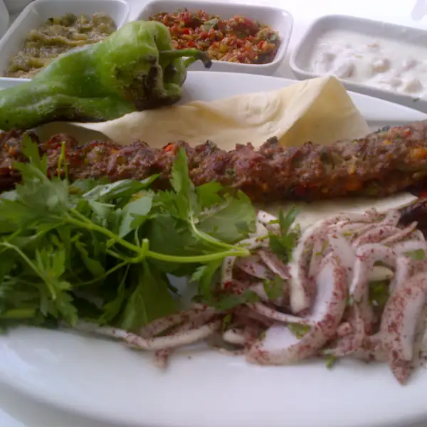 Kebab de viande et de légumes gratiné au kaşar