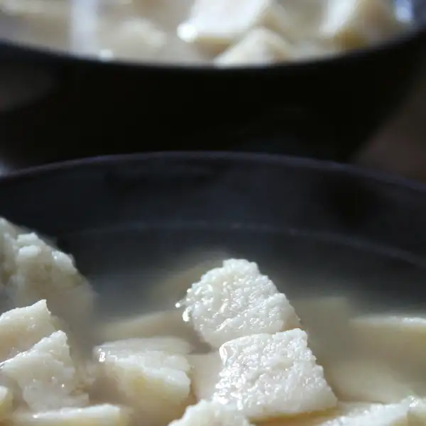 Keulse soep met Parmezaanse kaas en griesmeel