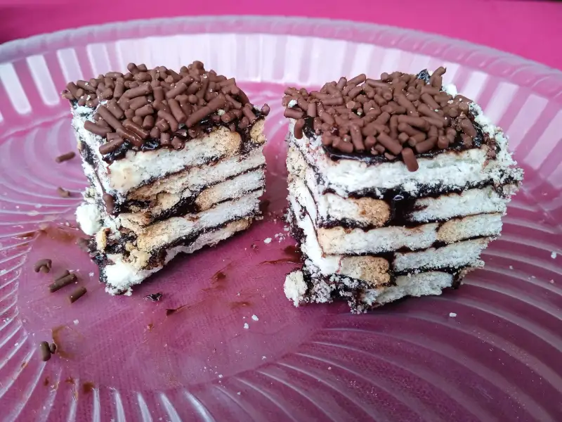 Biscoito de batik com chocolate maltês e biscoitos Marie
