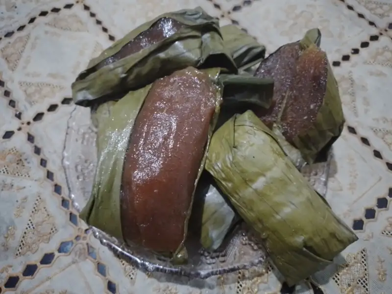 Ketimus, um bolo feito com mandioca e coco