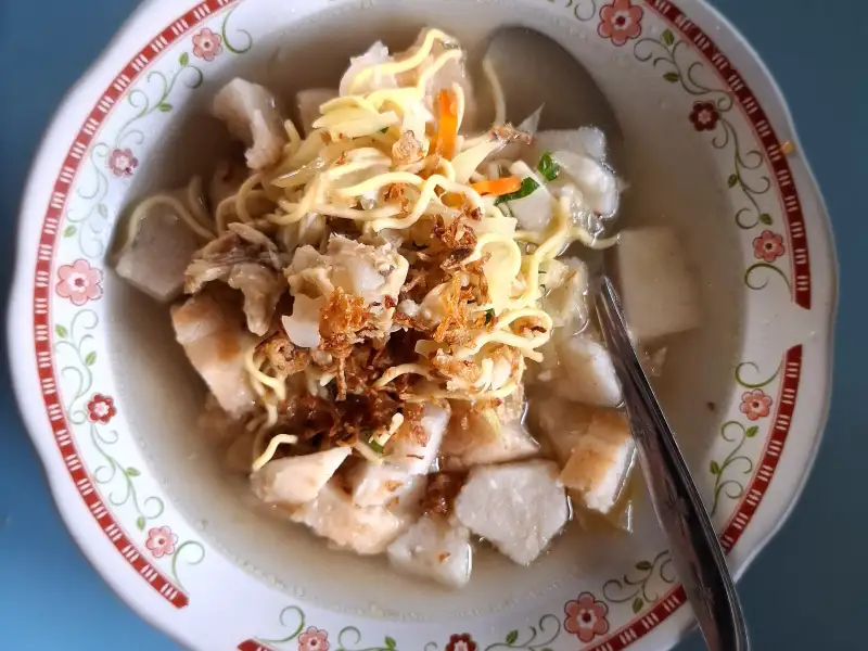 Ketupat de macarrão, sopa de frango e macarrão oriental